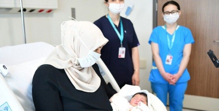 Çam ve Sakura Şehir Hastanesi'nin ilk bebeği 'Defne Sakura' dünyaya geldi