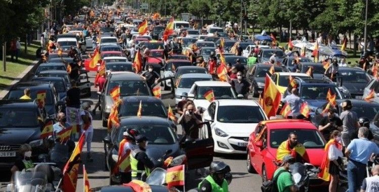 İspanya'da korona kısıtlamalarına 'araçlı' protesto