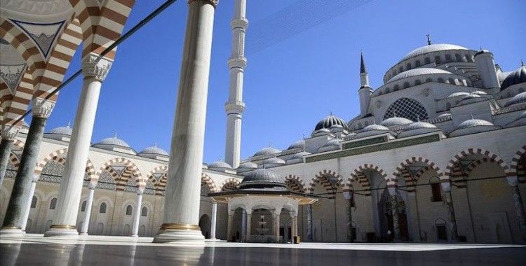 İstanbul'da avlusu ve çevresi müsait olan camilerde cuma namazı kılınabilecek