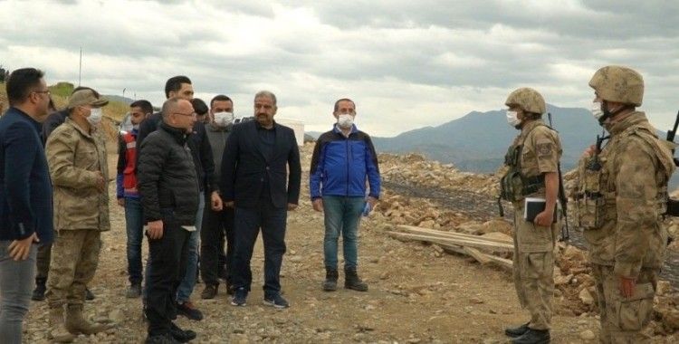 Vali Atik, üs bölgesindeki Mehmetçikle bayramlaştı