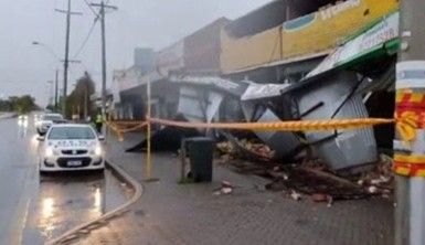 Avustralya'da fırtına 60 bin evi elektriksiz bıraktı