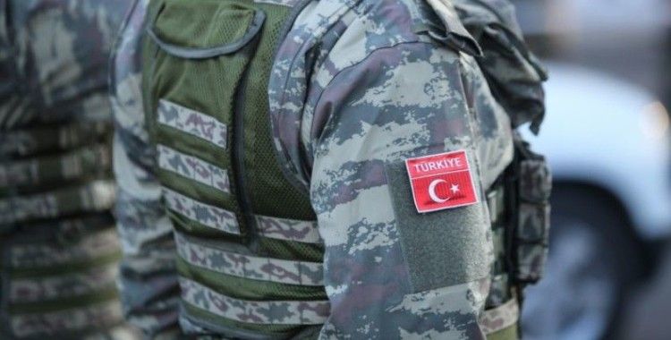 İdlib'de Türk askerleri çocuklara bayram harçlığı verdi