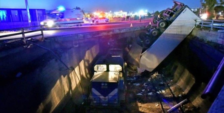Mersin'de üst geçitten yük treninin üzerine düşen tırın şoförü yaralandı