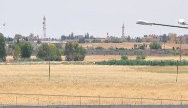 Terörden temizlenen Telabyad'a Türk bayrakları asıldı