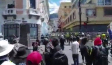 Ekvador'da korona kesintileri, halkı sokaklara döktü