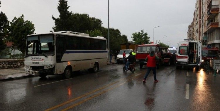 Manisa'da işçi servisi otomobille çarpıştı: 5 yaralı