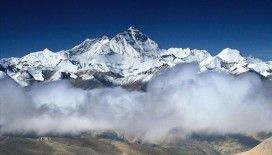 Everest'in yüksekliğini ölçecek Çin ekibi zirveye ulaştı