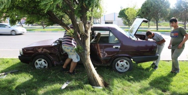 Kahramanmaraş'ta otomobil minibüse çarptı: 2 yaralı