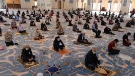 Büyük Çamlıca Camii’nde cemaatle sosyal mesafeli ilk Cuma namazı kılındı