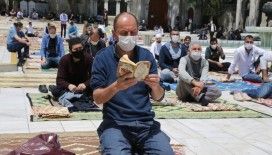 Eyüpsultan Camii’nde 74 gün sonra cuma namazı böyle kılındı