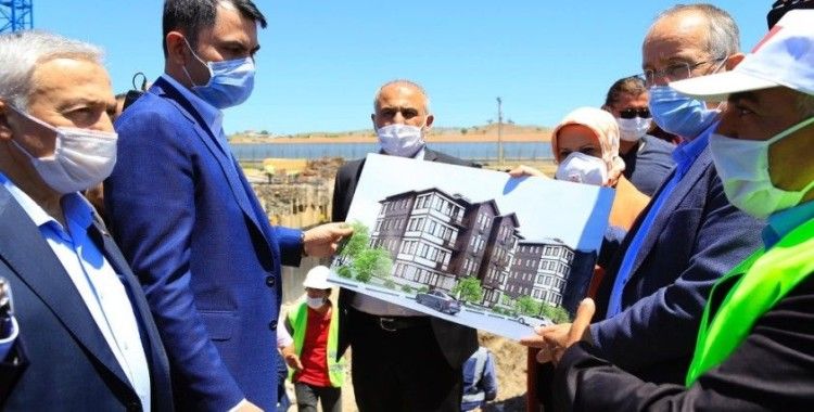 Bakan Kurum Elazığ'da, deprem konutlarını inceledi