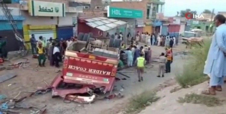 Pakistan'da yolcu otobüsü kaza yaptı: 9 ölü, 28 yaralı
