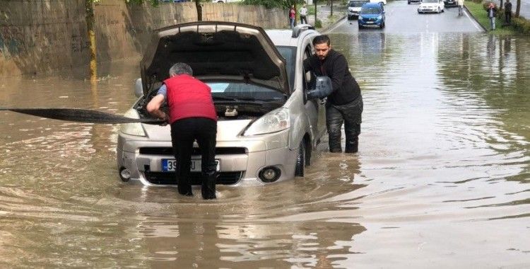 Tekirdağ'da şiddetli yağış araçlar suya gömüldü