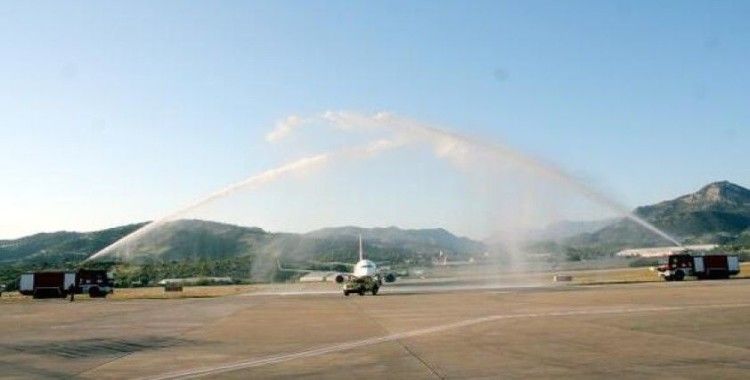 Antalya'da 80 yolcusu bulunan ilk uçağa su takı ile karşılama