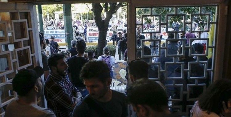 Yunanistan'da göstericiler Turizm Bakanlığı binasına zorla girdi