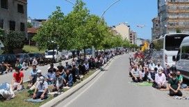 Cuma namazında avlular doldu, cemaat yollara taştı