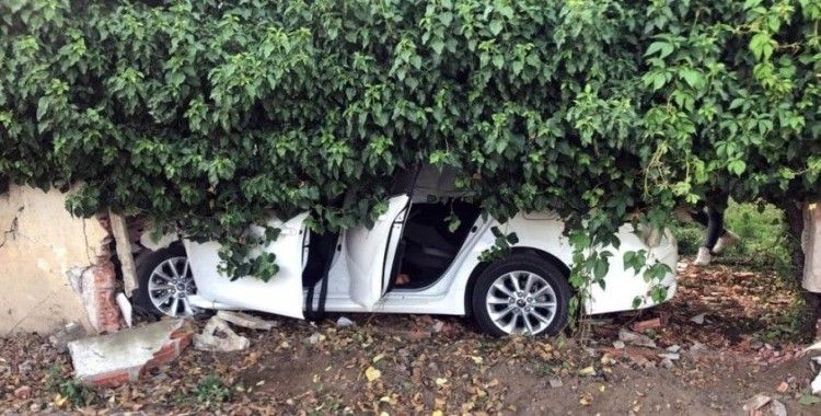 Kontrolden çıkan araç bahçe duvarına çarptı: 5 yaralı