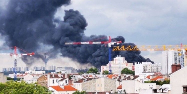 Fransa'da tekstil deposunda yangın