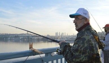Kısıtlama olmayınca balıkçılar oltalarını alıp Unkapanı Köprüsünde balık tuttu