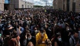 Fransa'da binlerce kişi polis şiddetine karşı sokaklara indi