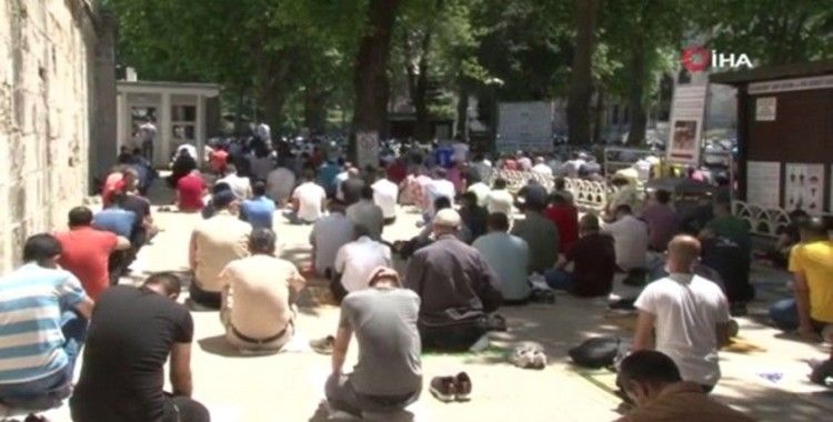 Normalleşme sonrası Sultanahmet Camii’nde üçüncü cuma