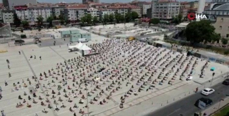 Bağcılar Meydanı’nda cuma namazı kılan yüzlerce kişi havadan görüntülendi