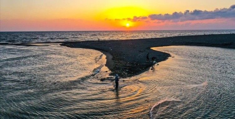 Asi Nehri'nin Akdeniz'le buluştuğu nokta balıkçıların uğrak yeri oldu