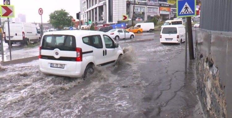 Başakşehir’de sağanak yağış etkili oluyor