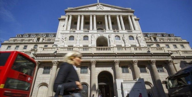 İngiltere Merkez Bankası faizi sabit tuttu varlık alım programını artırdı