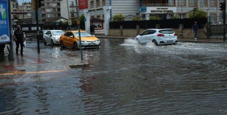 İskenderun’da kuvvetli yağış hayatı olumsuz etkiledi