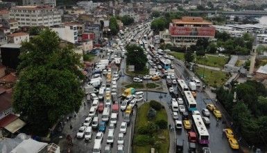 Eminönü'nde şiddetli yağış sonrası trafik kilitlendi
