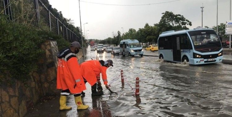 İstanbul’da sağanak yağmur etkili oldu, Harem Sahil yolunu su bastı
