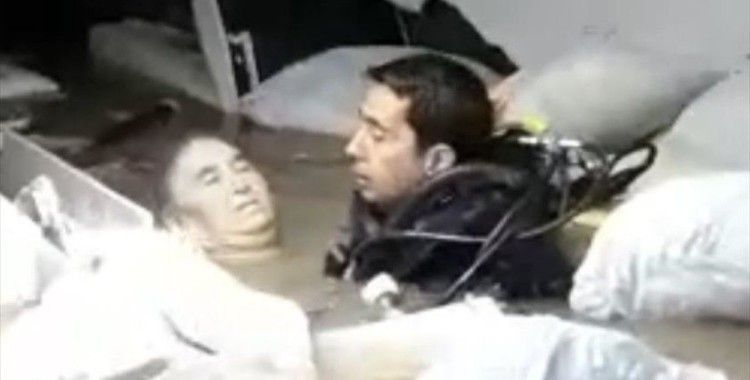 Adana'da su basan hastanenin bodrum katında mahsur kalan engelli kadını dalgıçlar kurtardı