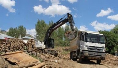 Bingöl'de deprem bölgesinde enkaz kaldırma çalışması sürüyor