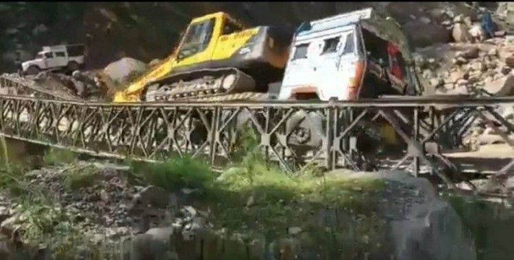 Hindistan'da tırın ağırlığını kaldıramayan köprü çöktü
