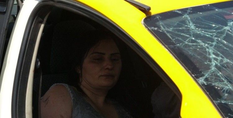 Taksi ok gibi bariyere saplandı kadın yolcu araçta sıkıştı