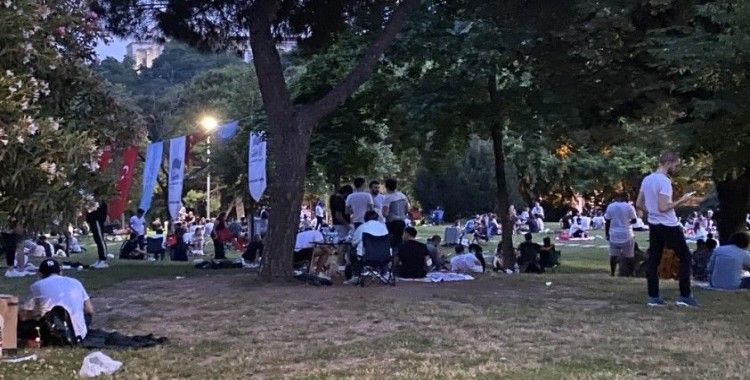 Maçka Parkı’nda sosyal mesafeyi hiçe sayan vatandaşlar dans edip, doğum günü kutladı