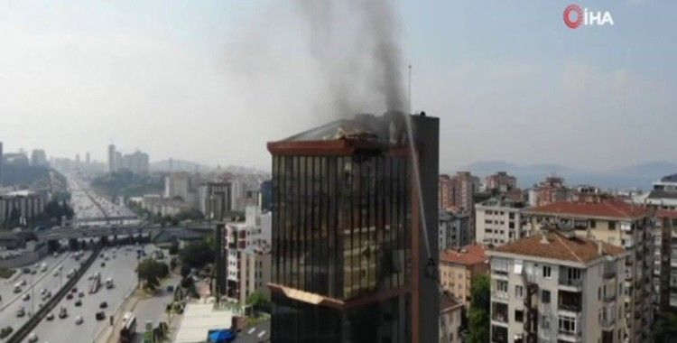 Kadıköy’de 14 katlı plazanın çatısında yangın
