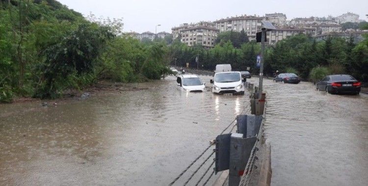 İstanbul'da göle dönen yolda araçlar mahsur kaldı