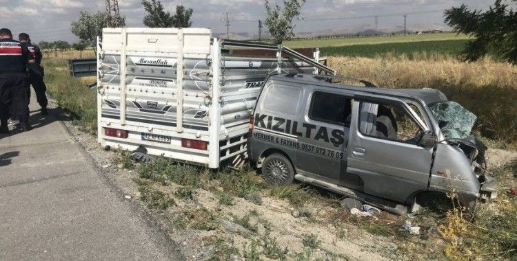 Canlı hayvan yüklü kamyonetle panelvan araç çarpıştı: 2 ölü