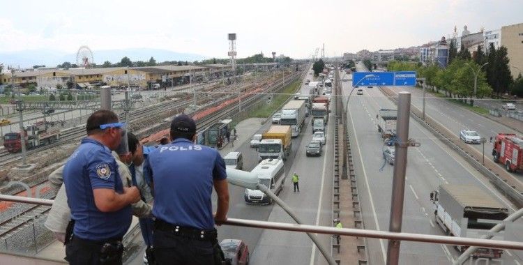 Kocaeli'de üst geçitte intihara kalkışan şahıs D100 Karayolu’nu trafiğe kapattı