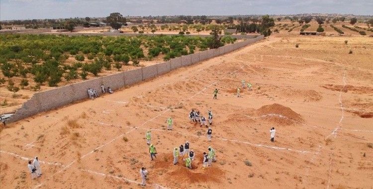 AA Libya'nın Terhune şehrinde bulunan toplu mezardaki kazı çalışmalarını görüntüledi