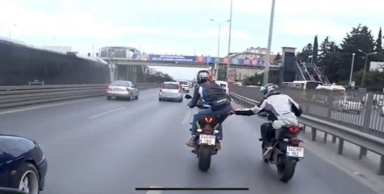 E-5 Karayolu'nda motosikletli magandalar dans edip birbirine tekme attı
