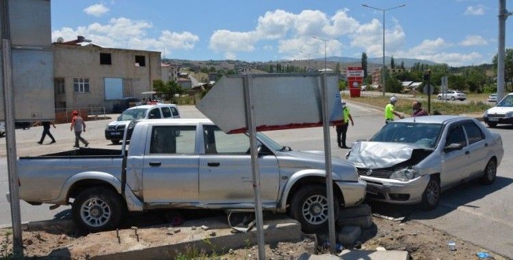 Otomobille, kamyonet çarpıştı: 8 Yaralı