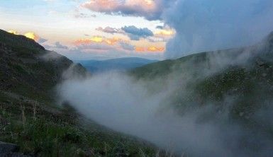 Bilbilan'da etkili olan sis görsel şölen oluşturdu