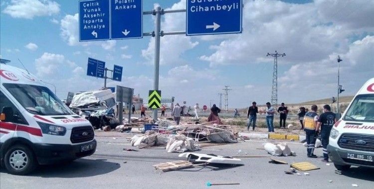 Konya'da minibüs ile tır çarpıştı: 6 ölü, 12 yaralı