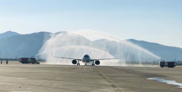 Milas-Bodrum Havalimanı'na Almanya'dan gelen ilk uçak 'su takı' töreniyle karşılandı