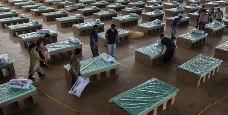Hindistan'da Covid-19 hastaları için kartondan yataklar hazırlandı