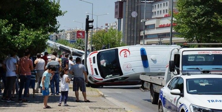 Aydın'da ambulans devrildi, 6 yaralı