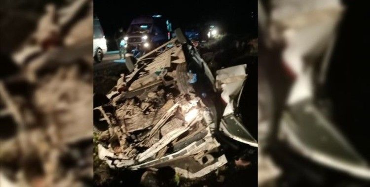 Van'da sığınmacıları taşıyan minibüs devrildi: 1 ölü, 41 yaralı